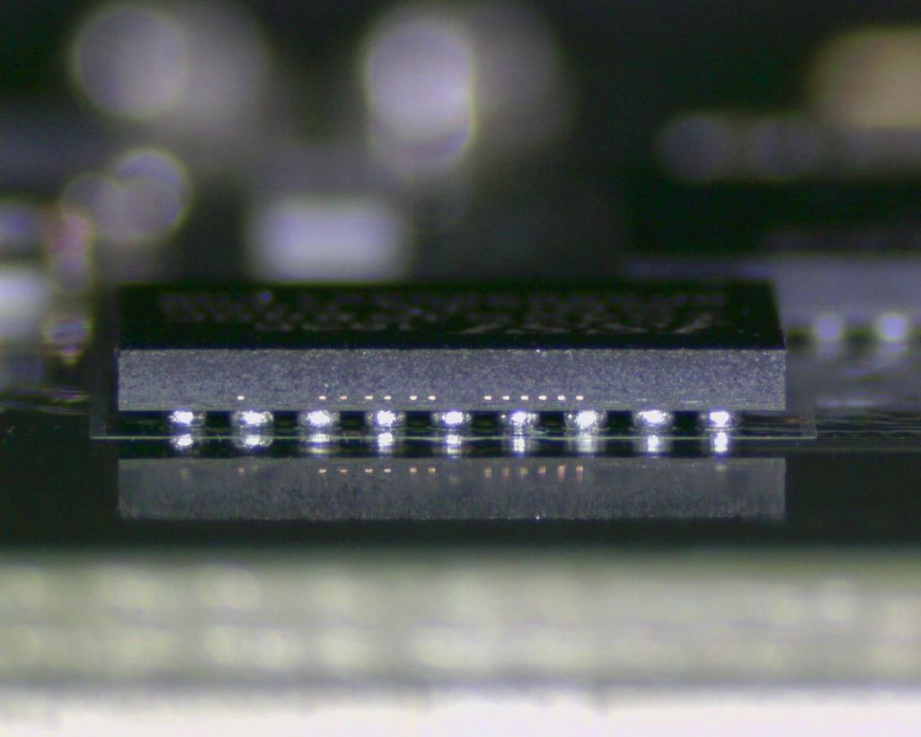 Kamerový pohled pod BGA pouzdro / Site view on soldered BGA IC
