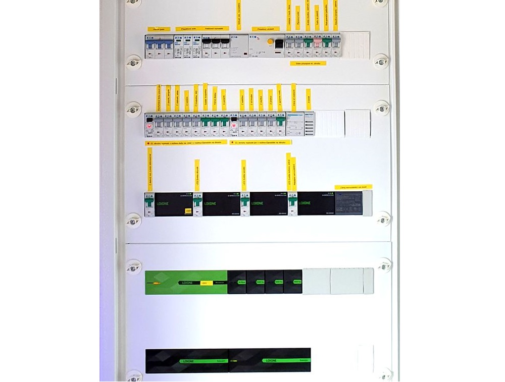 Realizované osazení miniserveru a periferií v rozvaděči / Miniserver in switchboard